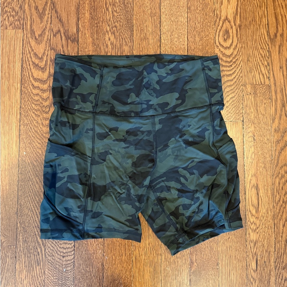 NWOT Camo Lululemon Biker Shorts - Picture 2 of 4